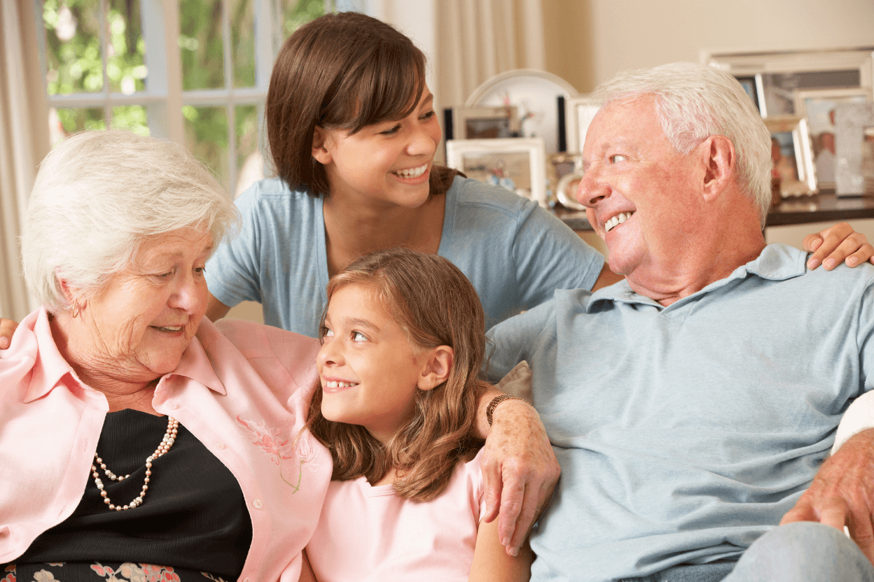 Enfants et petits-enfants en visite chez les grands-parents en résidences pour personnes agées