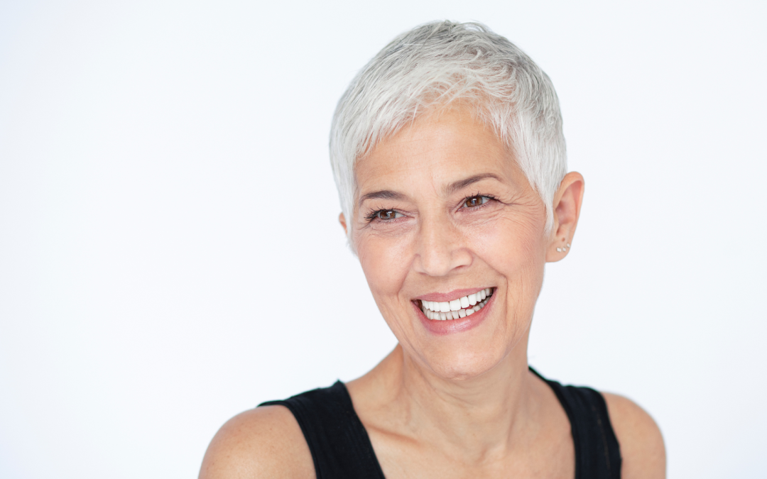 La mode est au naturel, on dit oui aux cheveux gris!