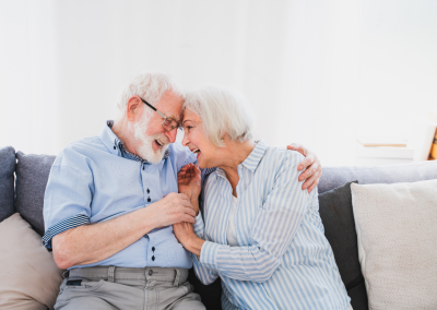 Couple aîné en amour dans leur résidence pour aînés.