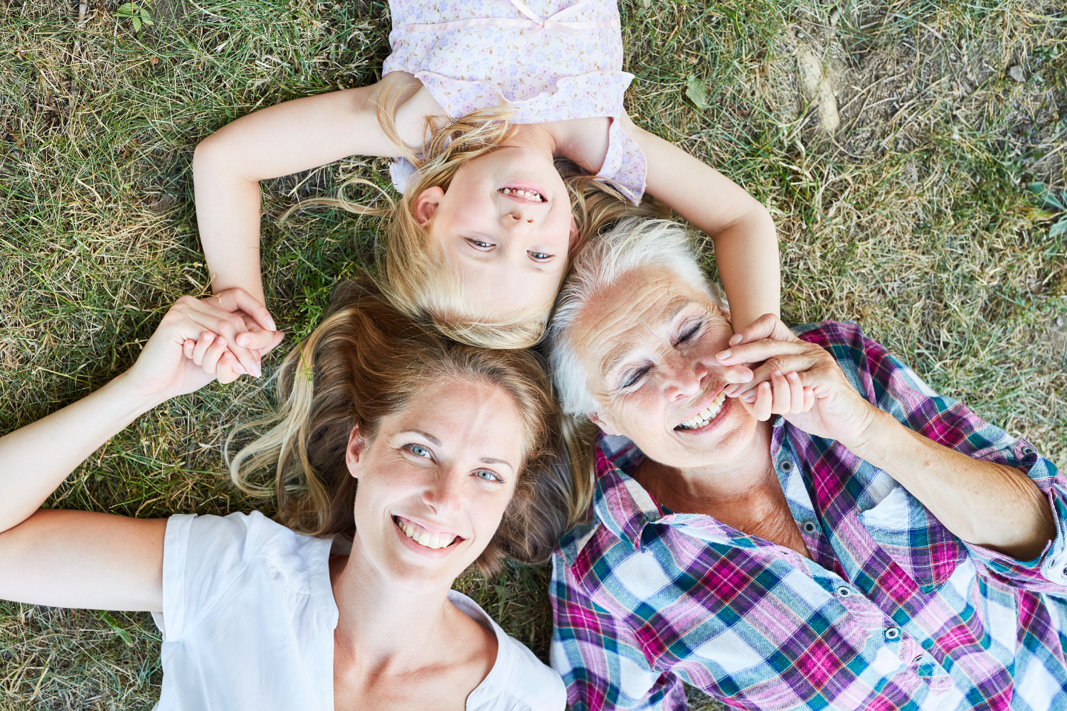 3 générations de femmes, grand-maman avec sa fille et ses petites filles