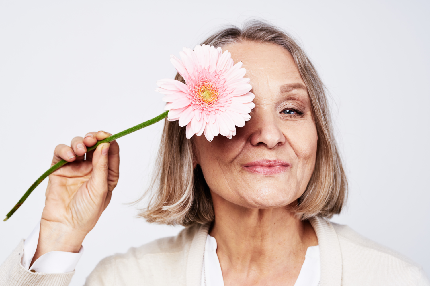 Jolie femme agée fleur rose