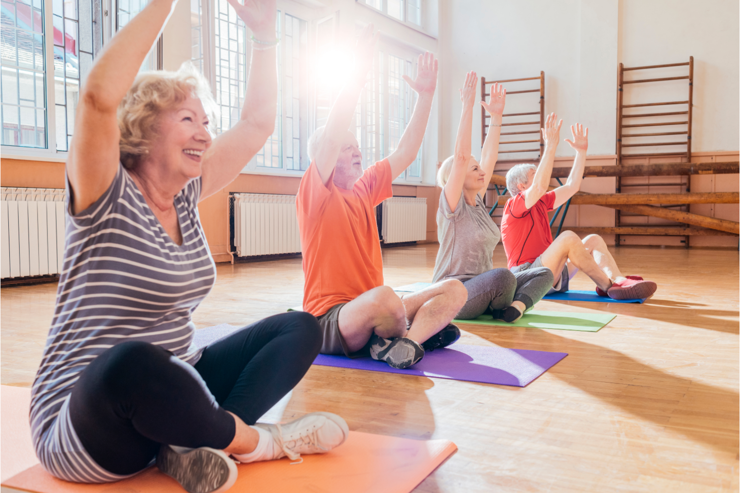 Aînés qui assistent à un cours de Yoga dans leur résidence pour aînés.