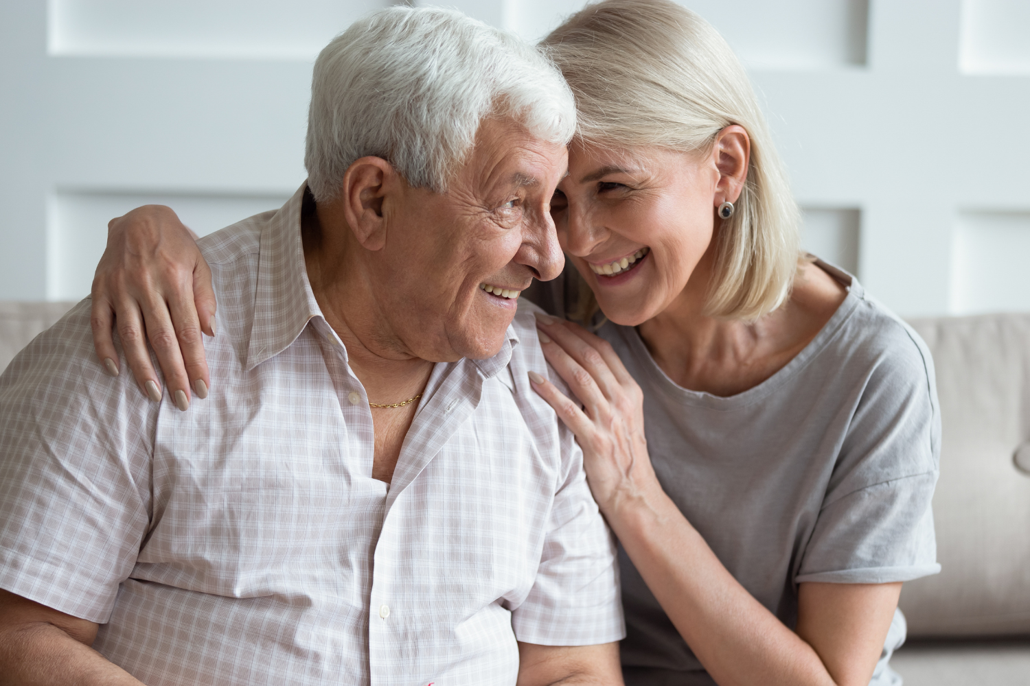 Femme adulte avec son père âgé.